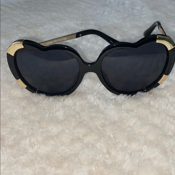 Heart shaped glasses 🖤 - Picture 3 of 5